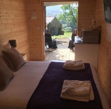 Romantic Getaway Luxury Wooden Cabin With Private Hot Tub and BBQ