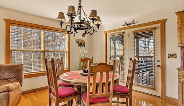 Romantic Getaway Near Silver Dollar City with Free Tickets & Onsite Golf Course