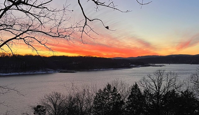 Romantic Getaway on Table Rock Lake. Amazing sunset views and hot tub access!