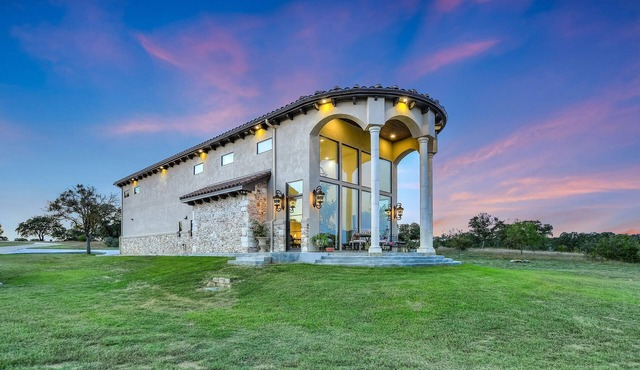 Romantic getaway! Or bring the family to tour the Texas Hill Country!
