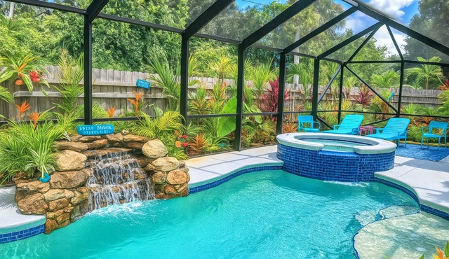 Romantic getaway! Pool home with hot tub ,Tiki Bar. Close Beaches , live music !
