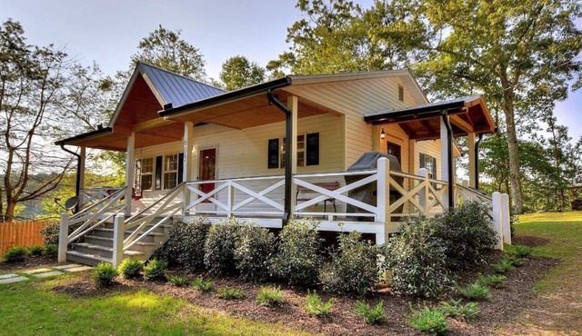 Romantic getaway! private New HotTub,putting green,sauna,KING bed,1min from town