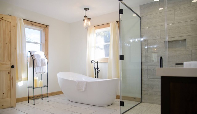 Romantic Getaway, Soaking Tub, 2 King Beds, Hot Tub, Motorcycle Accessible