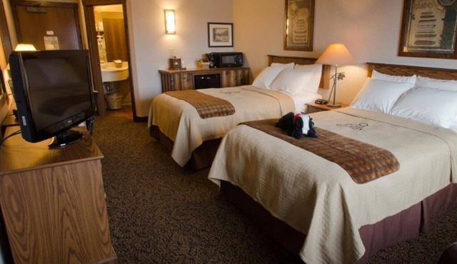 Romantic Getaway Spot: Whirlpool, Outdoor Patio & Nature Views