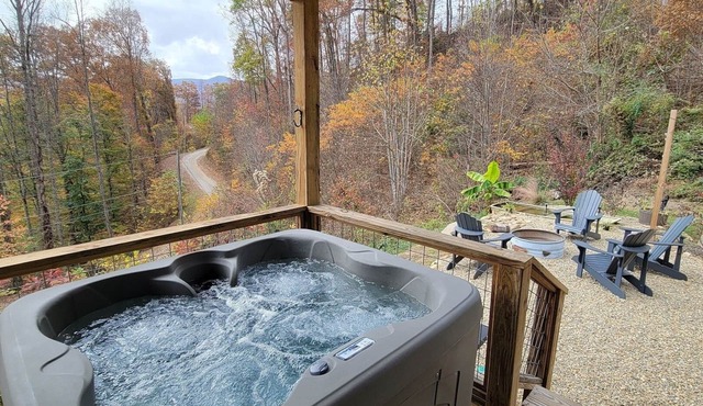 Romantic Getaway starts here! Views, Hot Tub&Robes