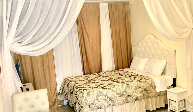 Romantic Getaway Studio- UCF area