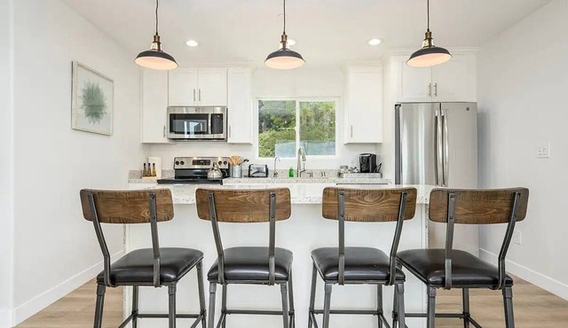 Romantic Getaway w/Stunning Views and Close to Everything!