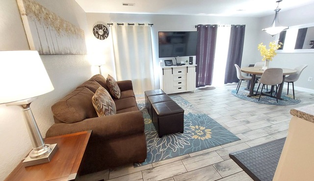 Romantic Getaway Walk-in Suite. Resort Amenities! Remodeled! Excellent Rates!