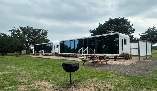 Romantic Glamping Elon's Tiny house 2-bedroom, 2-Queen Beds in Flatonia