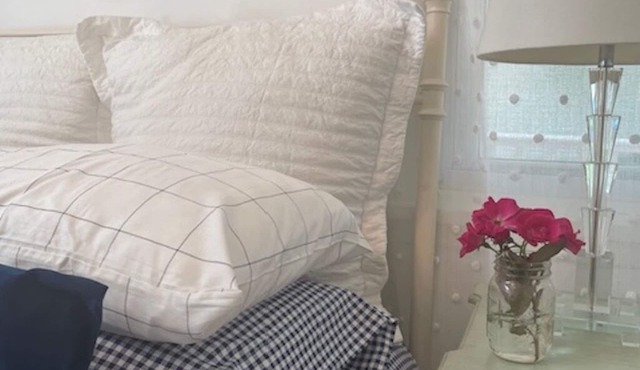 Romantic guest cottage 3 minute drive to beach and 1 blk to town!