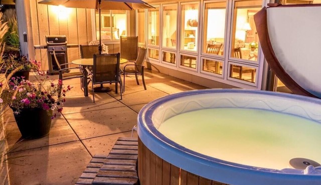 Romantic Guest House on 20 acres - Hot tub, Wildlife, Amazing Pool, Tennis Court