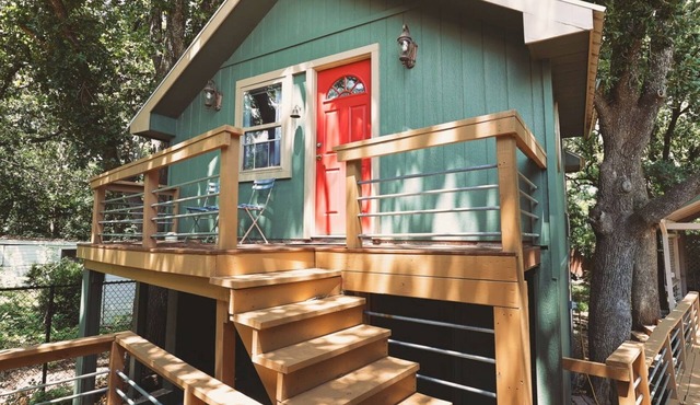 Romantic guest house within walking distance from Lake Texoma.