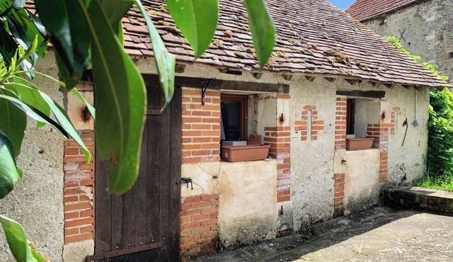 Romantic hideaway for 2 by a Medieval Chateau with pool