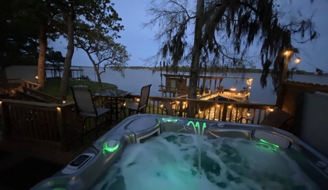 Romantic Hideaway Lakefront Retreat, Fireside Lounge, Spa, Swimming and Kayaks!
