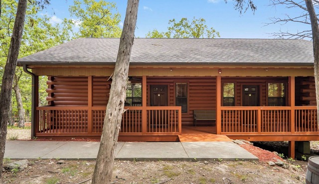 Romantic Hideaway Walk-in Cabin for Two - Fireplace & Whirlpool Tub