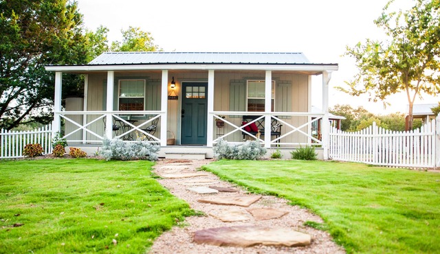 Romantic Hill Country Cottage! Perfect country location but minutes from town.