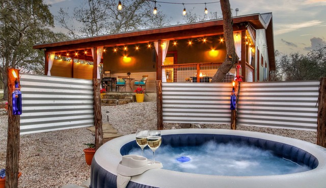 Romantic Hill Country Cottage Tiny Home | Luxury Retreat ~ Hot Tub ~ King Bed