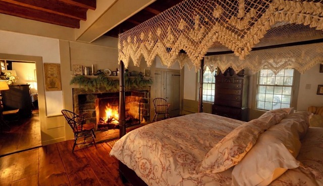 Romantic, Historic 1750 Early Colonial House near Casinos, Spa, Mystic and more!