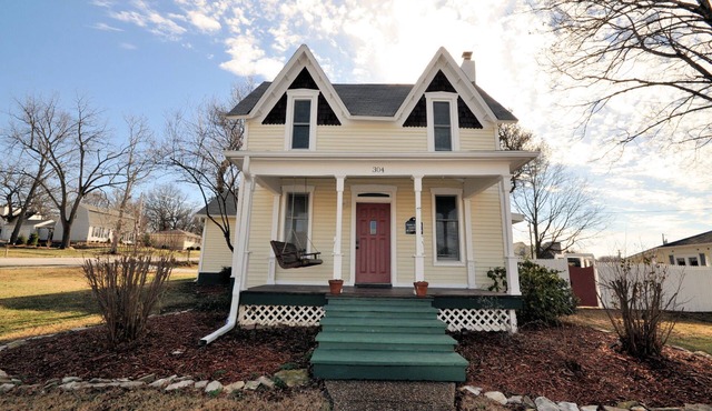 Romantic Historic Cottage in the Ozarks!