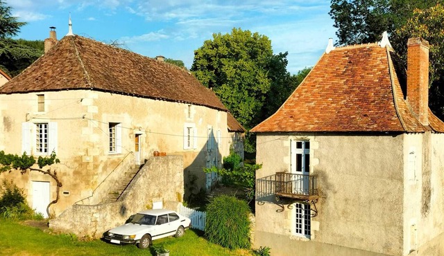 Romantic house for 2 people by the river with garden and private beach