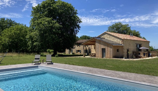Romantic holiday accommodation sleeps 4, with shared swimming pool in Dordogne