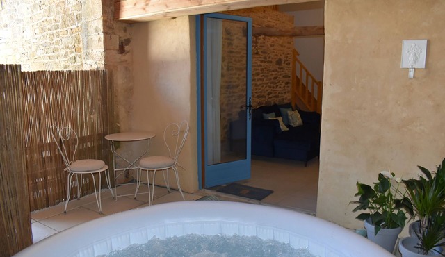Romantic holiday home, with hot tub, near Sarlat.