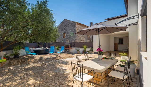 Romantic holiday home with jacuzzi, BBQ, WiFi