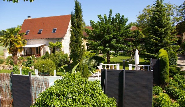 Romantic home with swimming pool and view on the valley