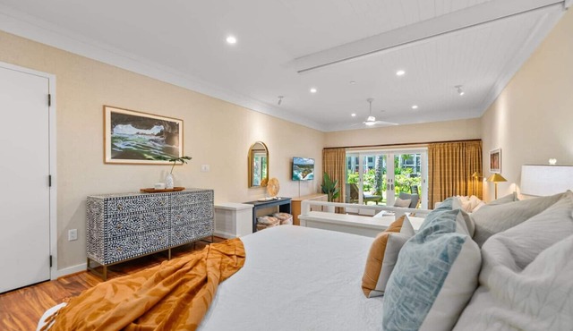 Romantic Honeymoon Getaway 1BR Villa Steps to Beach & Pool & Jacuzzi
