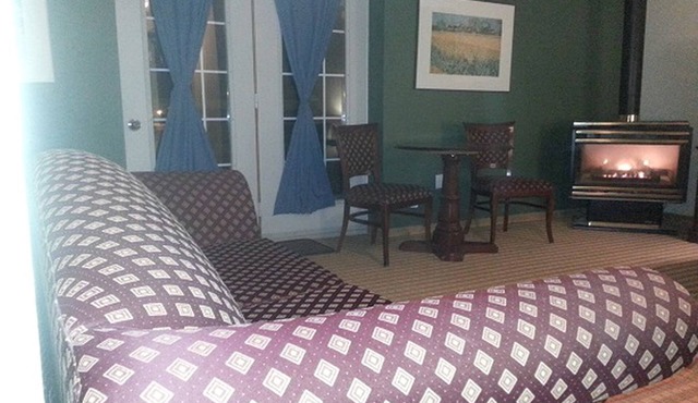 Romantic Honeymoon Loft Suite with Jacuzzi in Cochrane, Ontario