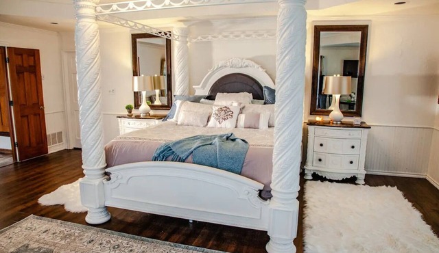 Romantic Honeymoon Suite in Bed & Breakfast
