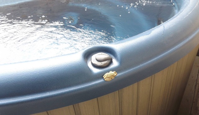 ROMANTIC HOT TUB, FIREPLACE, FENCED YARD, COUNTRY TRANQUILITY, 100 meg WIFI