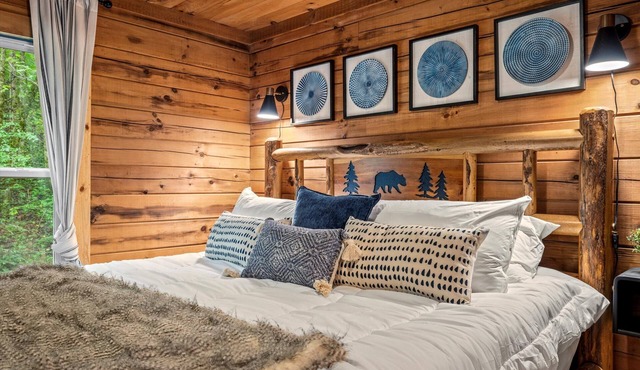 Romantic, Hot Tub, Game Room, walk to bike path