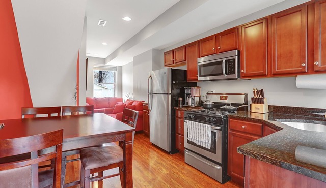 Romantic Hot Tub Getaway, Walking Distance to Fells Point