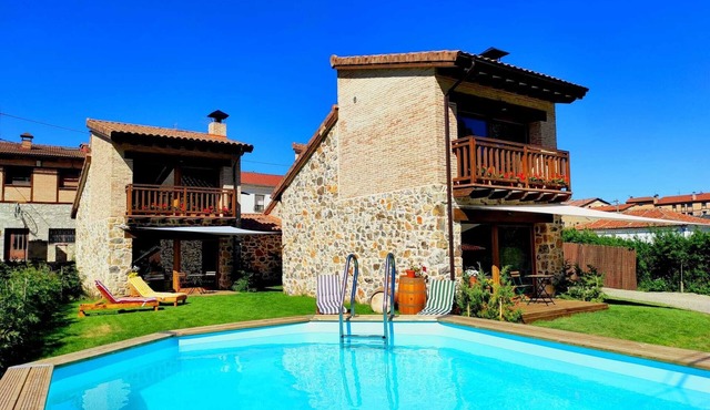 Romantic House, with Jacuzzi for two people in the room, wood-burning fireplace
