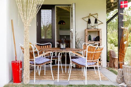 Romantic Island Cottage In Cosy Style Near Beach