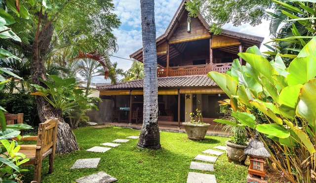 Romantic Joglo Villa Near Lovina Beach & Center