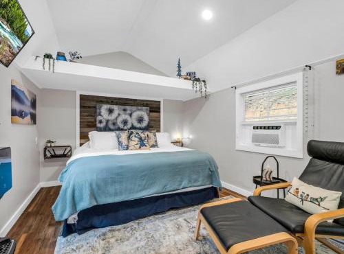 Romantic King-Bed Couples Cabin Lake Lure