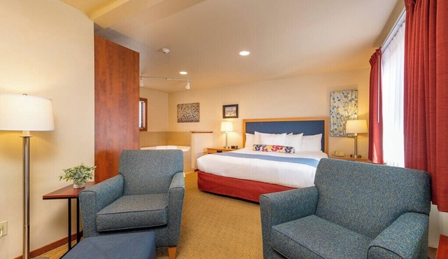 Romantic King Room with Fireplace & Private Jacuzzi in Leavenworth