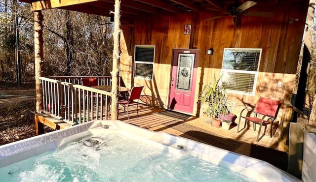 Romantic Lake Cabin Escape: PVT Hot Tub/Fire Pit