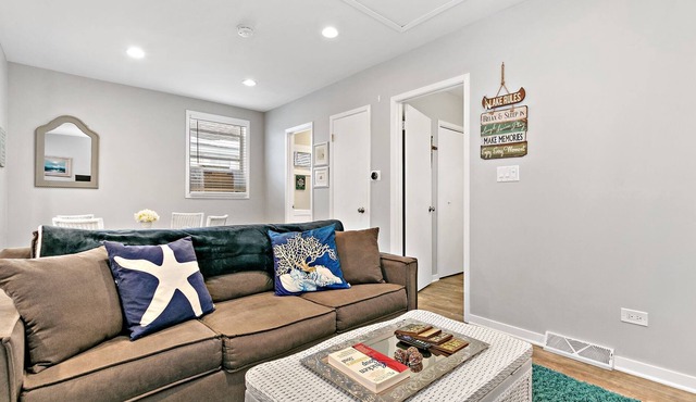 Romantic Lake Cottage ★ Queen Bed ★ Chain O Lakes