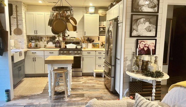 Romantic Lake Cottage for Two. With Patio and Firepit.