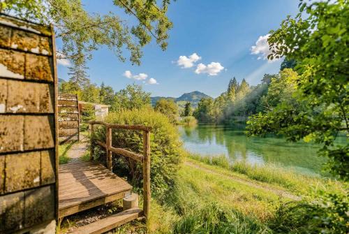 Romantic Lake Pod Glamping by Gstaad and Interlaken