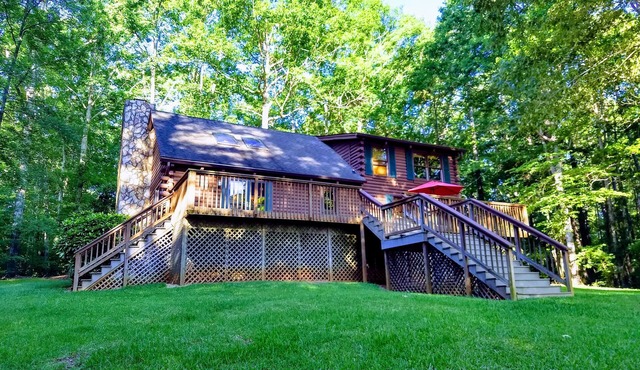 Romantic Lakefront Log Home in Lake Oconee