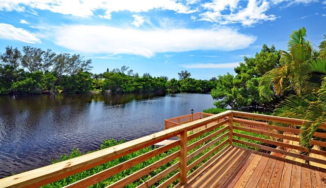 Romantic Lakefront Two bedroom unit W/access to Heated Pool and More