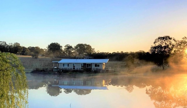 Romantic lakehouse set in a private vineyard in the Hunter Valley