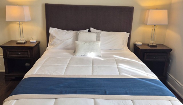 Romantic Lakeside Cozy Queen Suite Free Breakfast