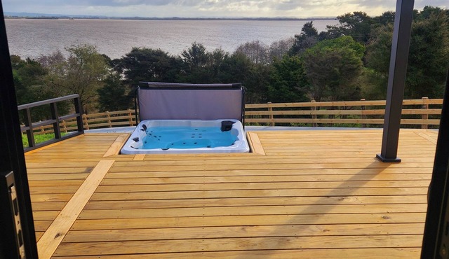 Romantic lakeside Cabin. 1 Hour ex Auckland CBD