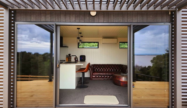 Romantic Lakeside Cabin. 1 Hour from Auckland CBD. 728a Waikare Rd Te Kauwhata.