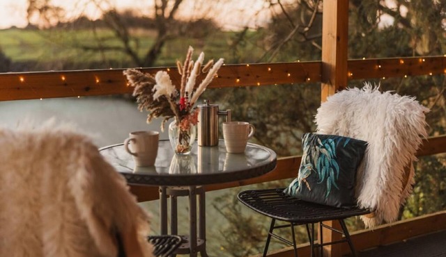Romantic Lakeside Lodge with Hot Tub at Kingfisher Lakes Glamping